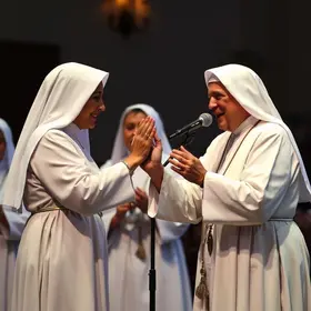 freira no show de Zé Felipe
